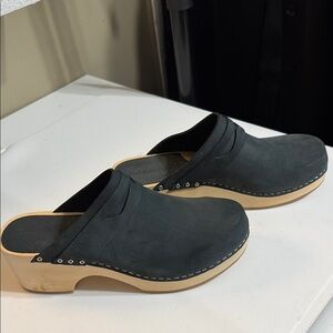 Stylish Dark Blue Leather Clogs for Women Size 7